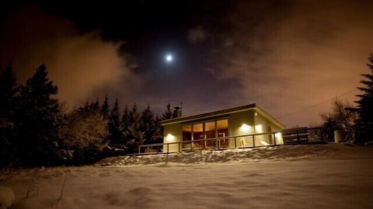 Kopavogur Cottage | REYKJAVIK CAPITAL- 'PARADISE, with HOT TUB,BIG' Garden,'NEW' for rental.!
