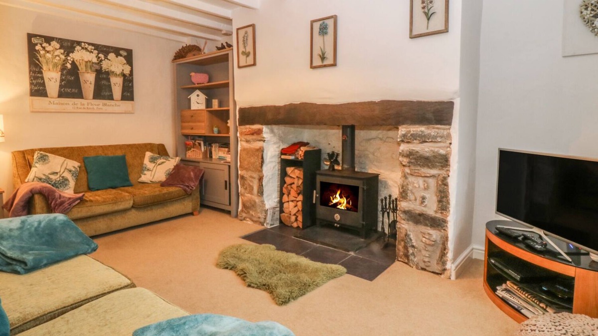 Newborough Cottage | RHIANFA, pet friendly, with open fire in Newborough