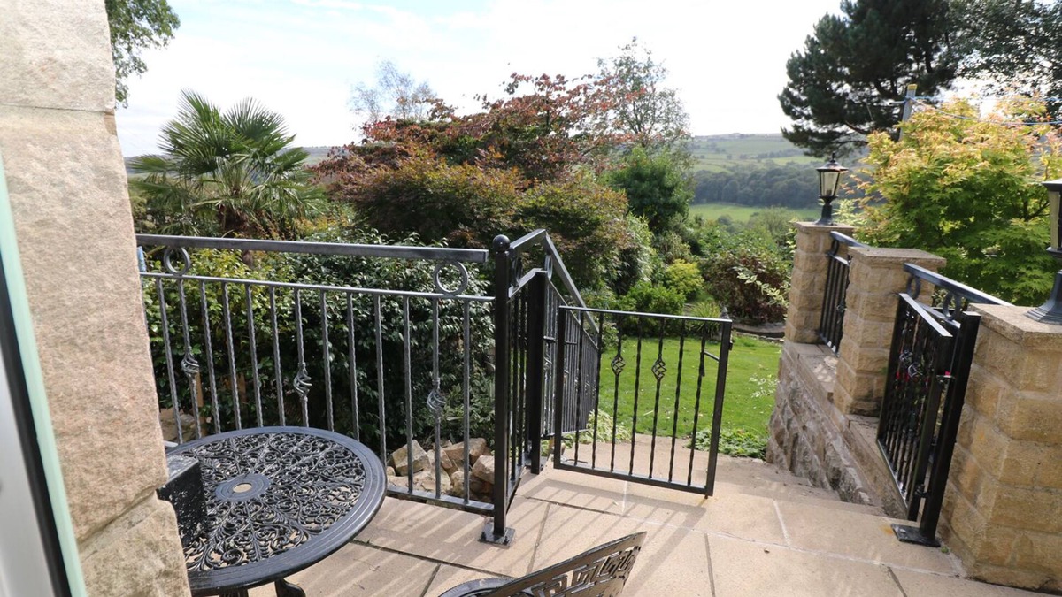 Hollow Meadows Cottage | RHINEGOLD BUNGALOW, pet friendly, with a garden in Sheffield