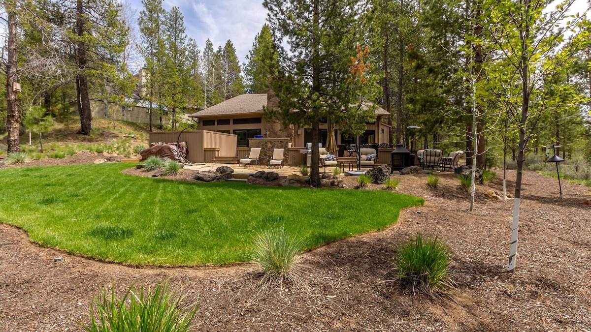 Overlook Park House | RHOD12 - Dreamy Backyard, Hot Tub, Sharc Passes for 2025 - RHOD12
