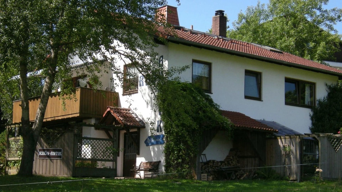 Dipperz Apartment | RHÖN-ANTIK" apartment with wood-burning stove and terrace for barbecuing.