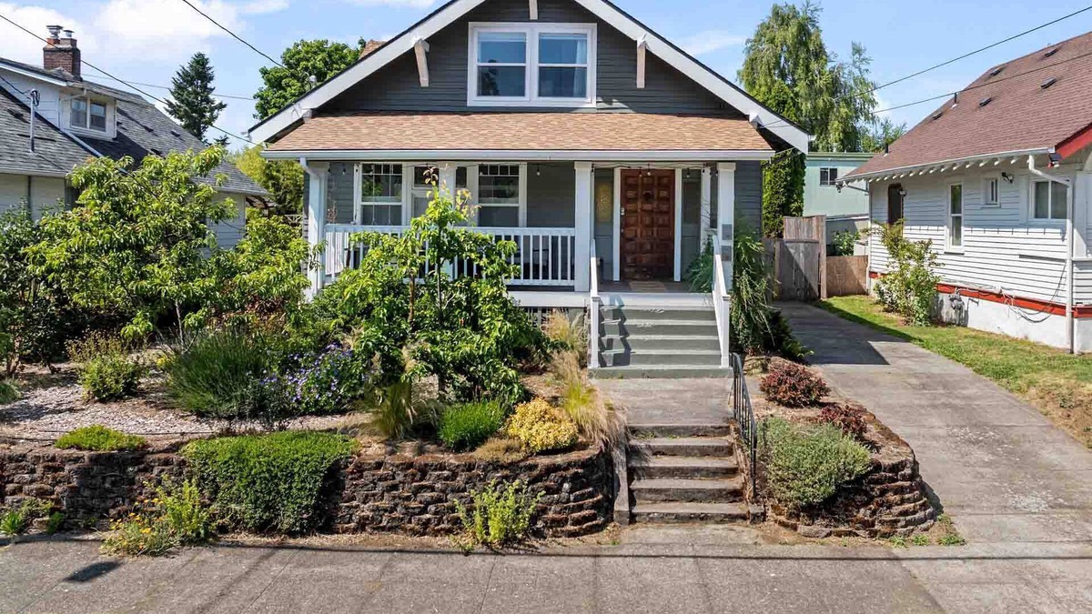 Foster - Powell House | Rhone Retreat: Luxury Craftsman w/Steam Shower, Hot Tub, & Pool Table, BBQ, Walk to Everything