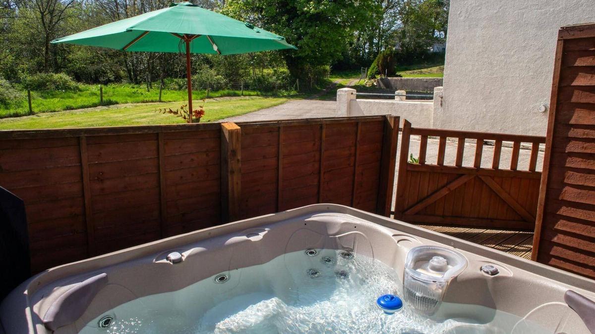 Crosswell Cottage | Rhostwarch Old Farmhouse, Newport