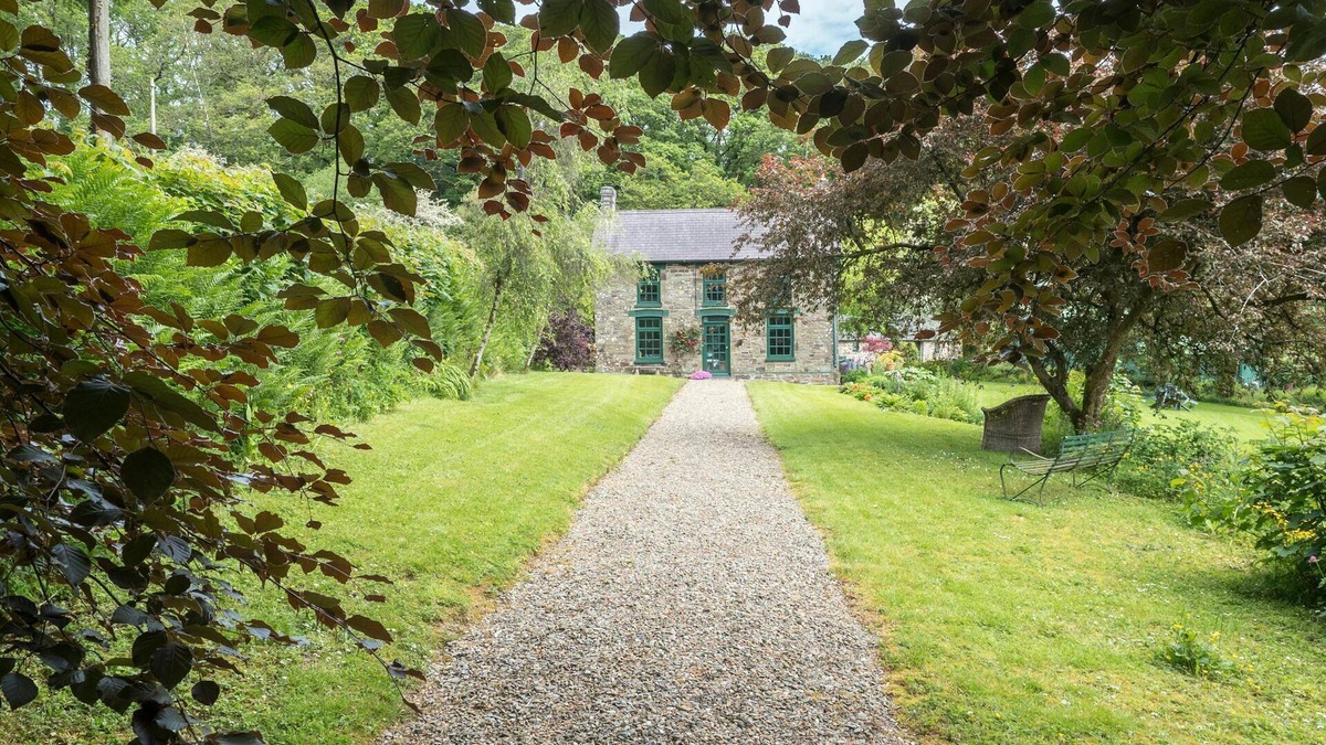 New Moat Cottage | Rhyd y Brown Farmhouse, Llys Y Fran
