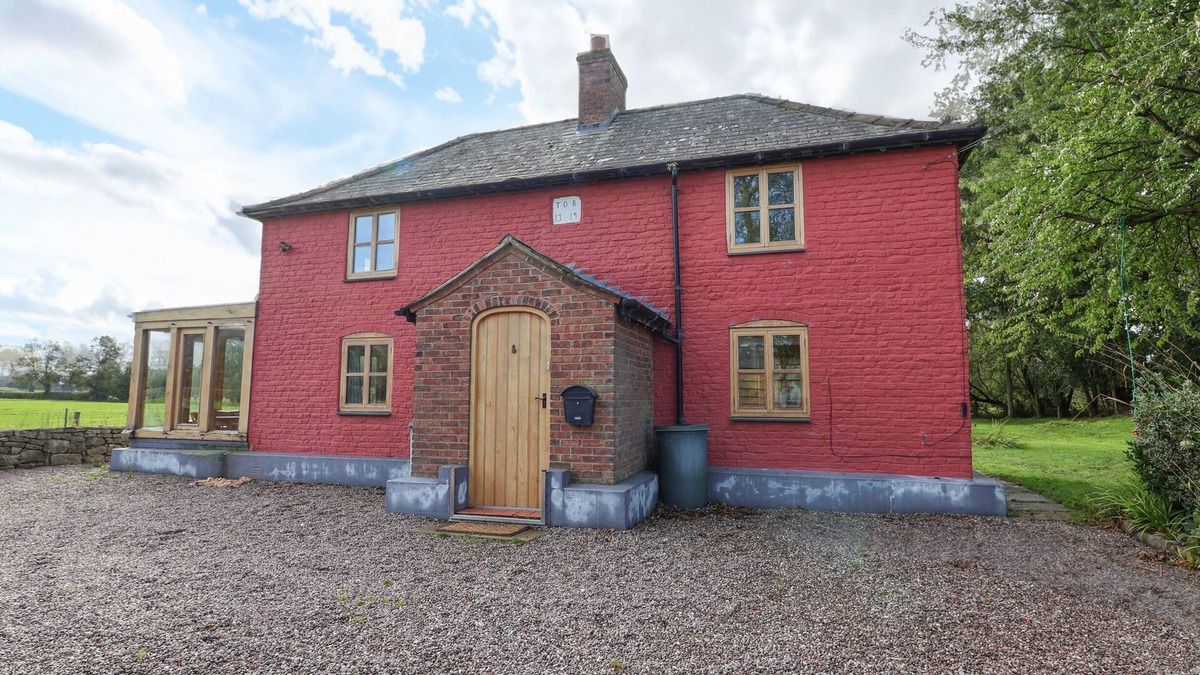 Llanynys Cottage | RHYDONNEN BACH, family friendly, with open fire in Llanrhaeadr
