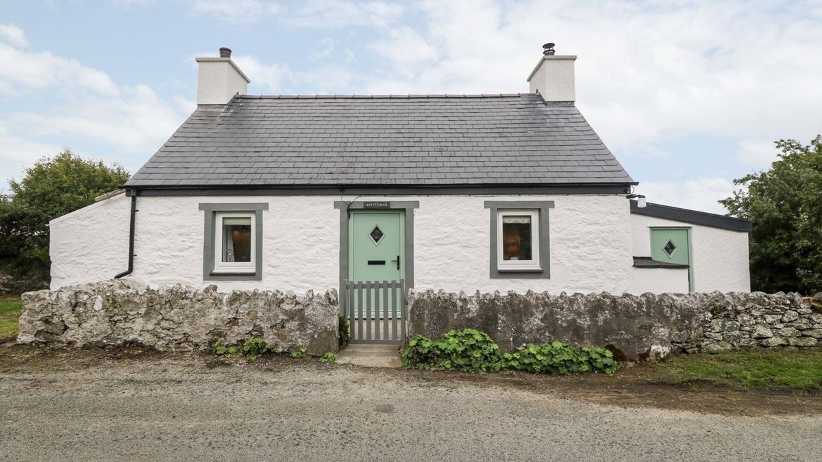 Ty Croes Cottage | RHYTTY BACH, pet friendly, character holiday cottage in Rhosneigr
