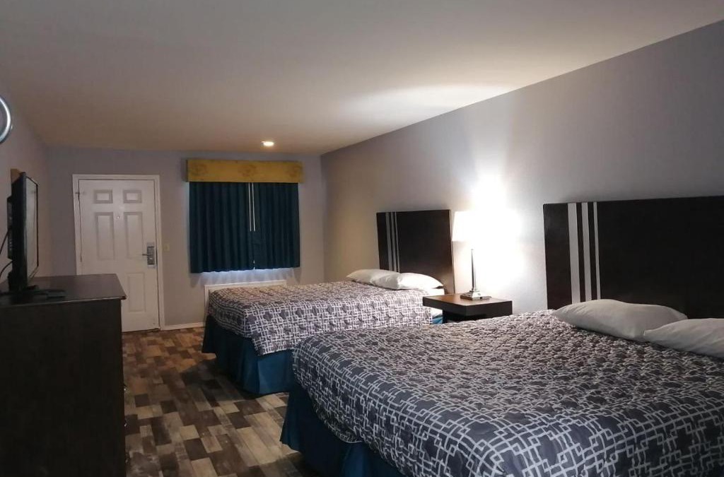 Crystal City Hotel | Riata Inn - Crystal City