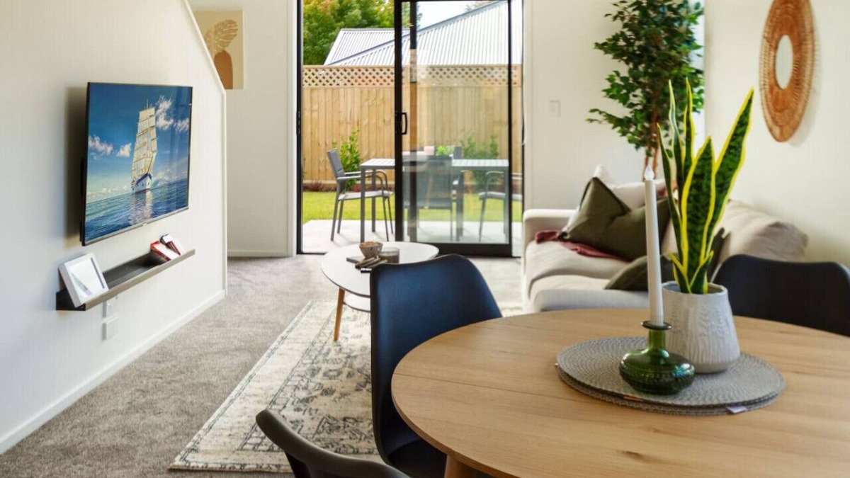 Upper Riccarton House | Riccarton 2 Bed 1 Bath w Garage