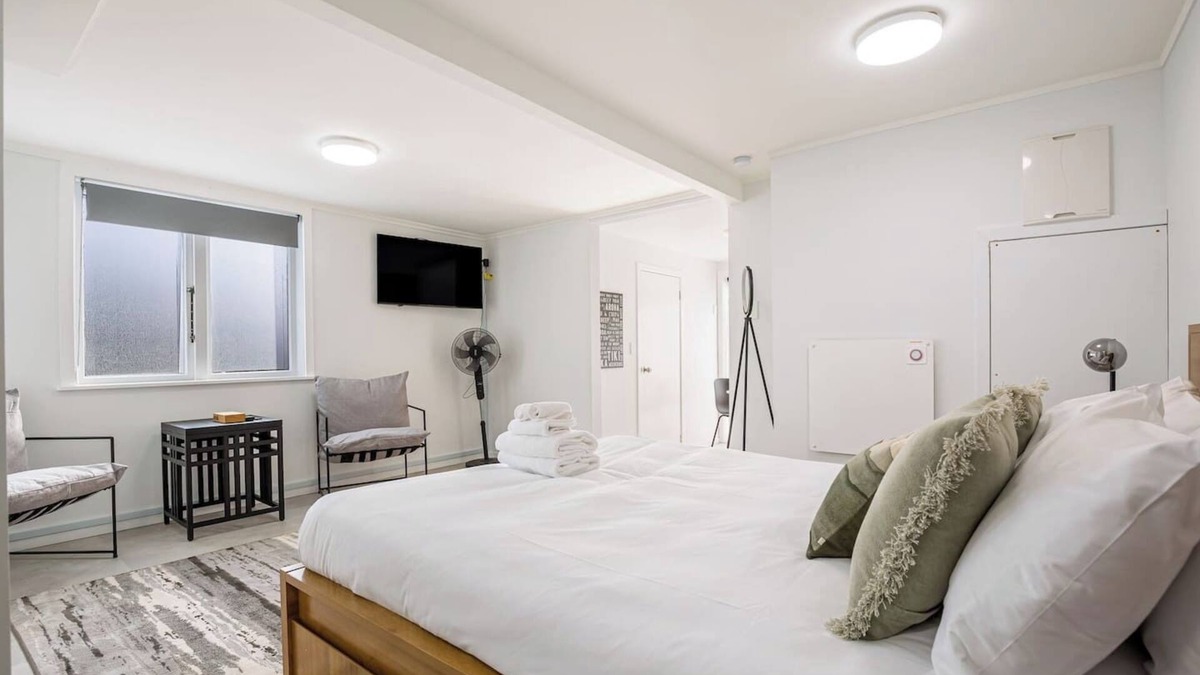 Grey Lynn House | Riches Stay and Sleep Unit with Wi-Fi and Parking