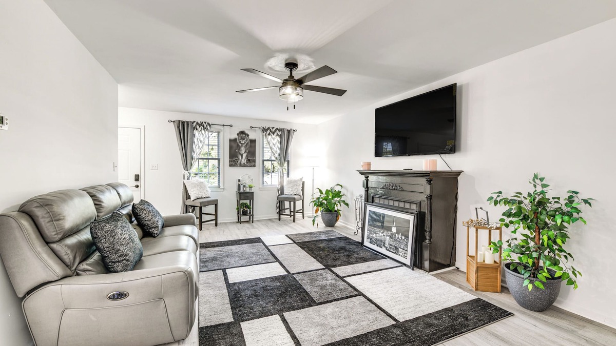 East Highland Park House | Richmond Home w/Deck: 1 Mi to Richmond Raceway!