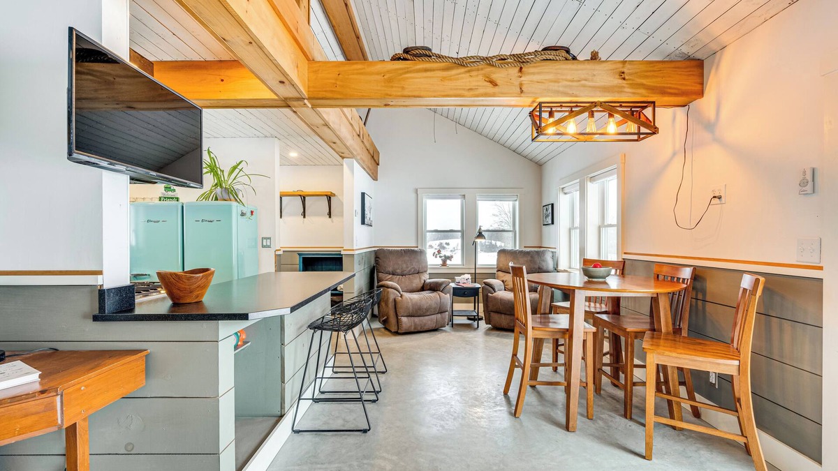 Hardwick Cabin | Ride From Your Door: Cabin w/VAST Trail Access!