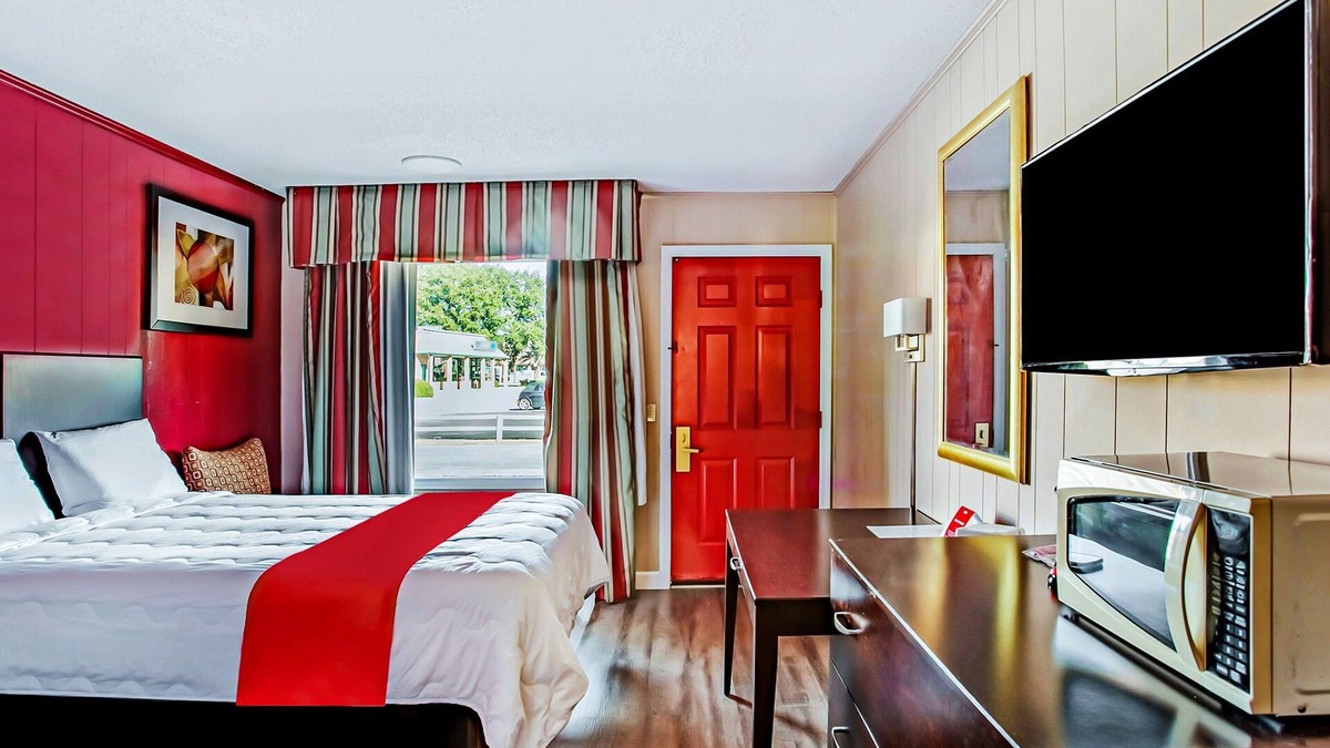 Ridgeland Hotel | Ride the Rails on a Vintage Steam Engine Train! 2 Relaxing Units, Free Parking
