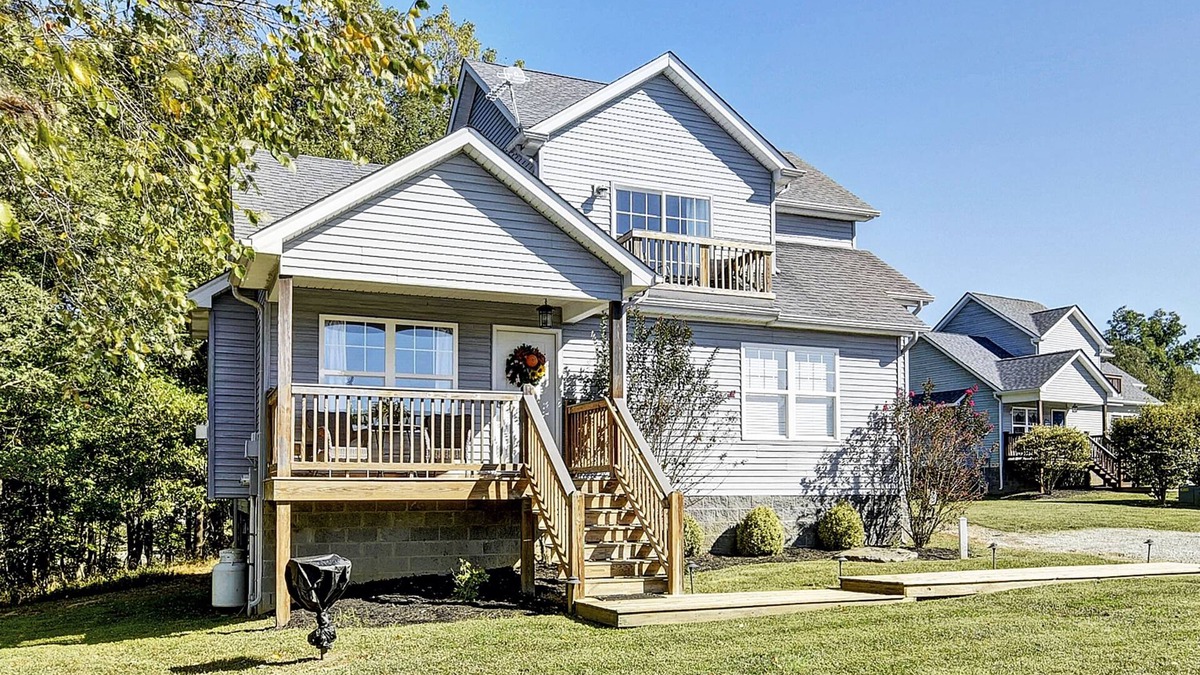 Taylorsville House | Ridge Retreat 42 Sleeps 8 + Crib. NEW HOT TUB