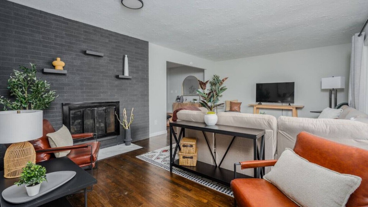 Gahanna House | Ridge Roost: Mid-Century Charm, Modern Comforts near Downtown Gahanna