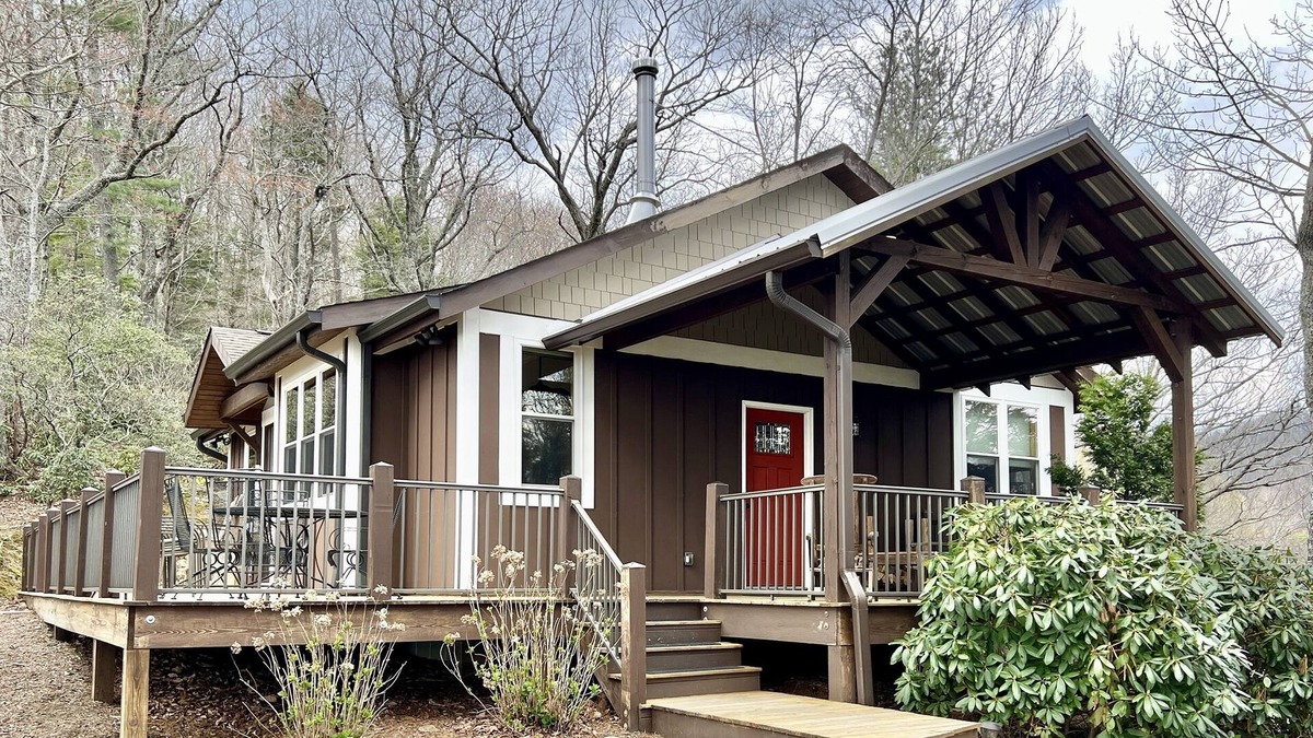 Apple Ridge Cottage | Ridgecrest Cabin Blowing Rock NC Mountain views