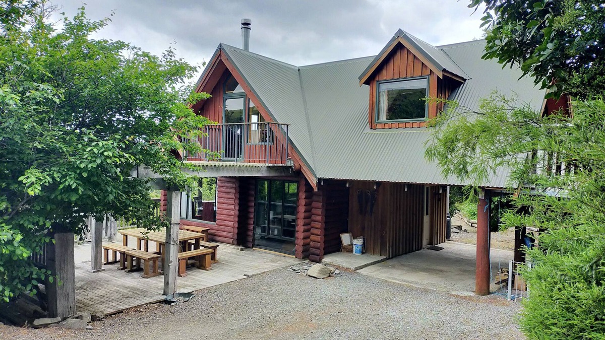 Mt Lyford House | Ridgeway log cabin, quiet and secluded getaway ideal for a family.