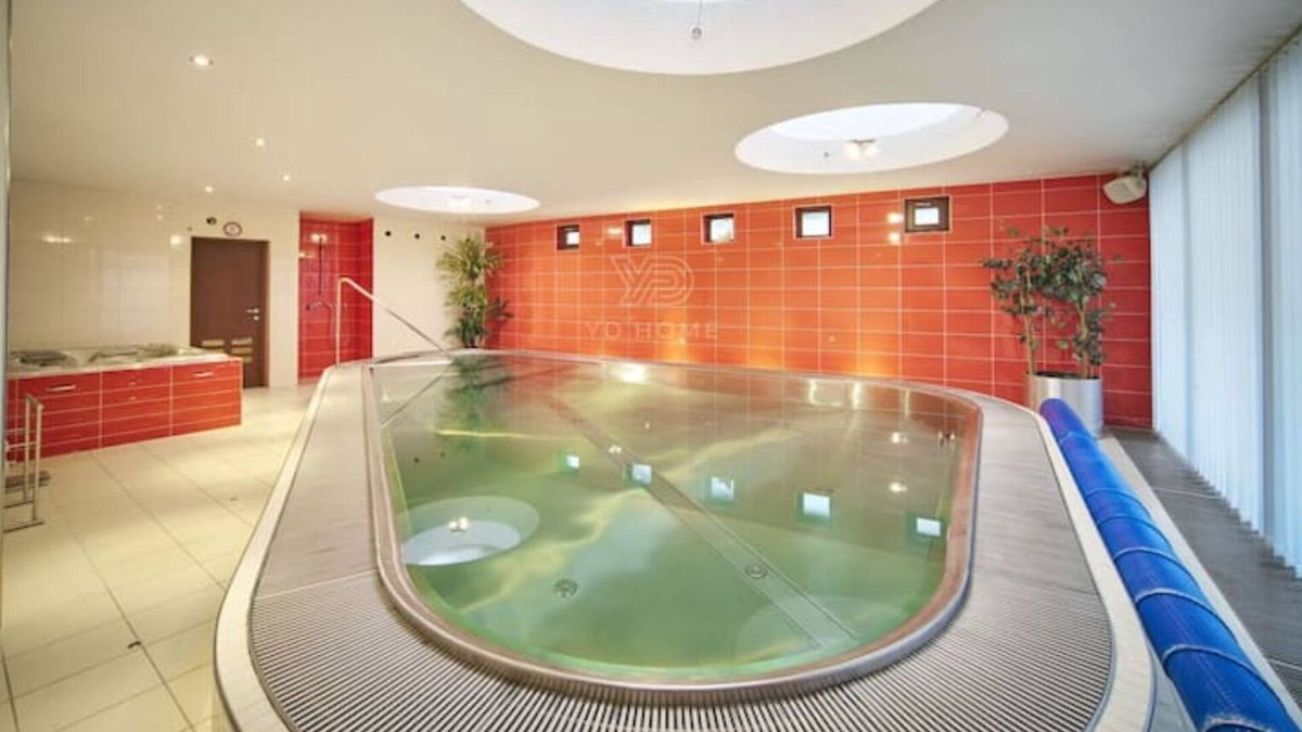 Komorany Villa | Riesige Retro Villa mit Indoor-pool & Sauna