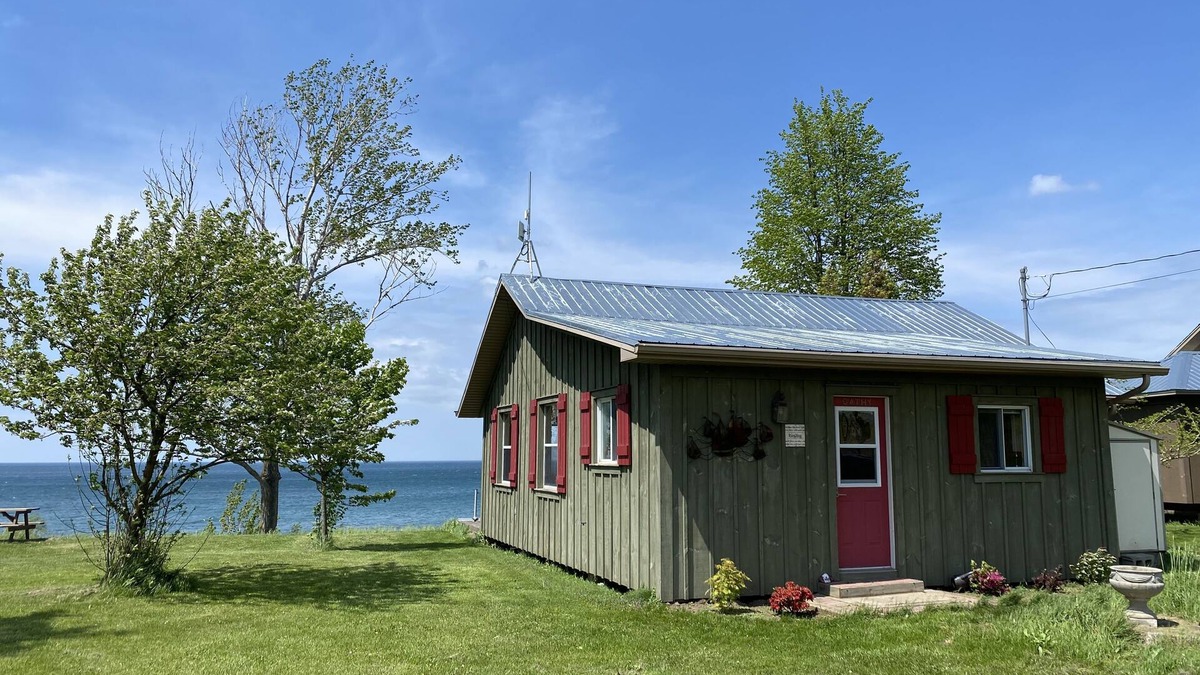 Louth Cottage | Riesling Cottage on the lake