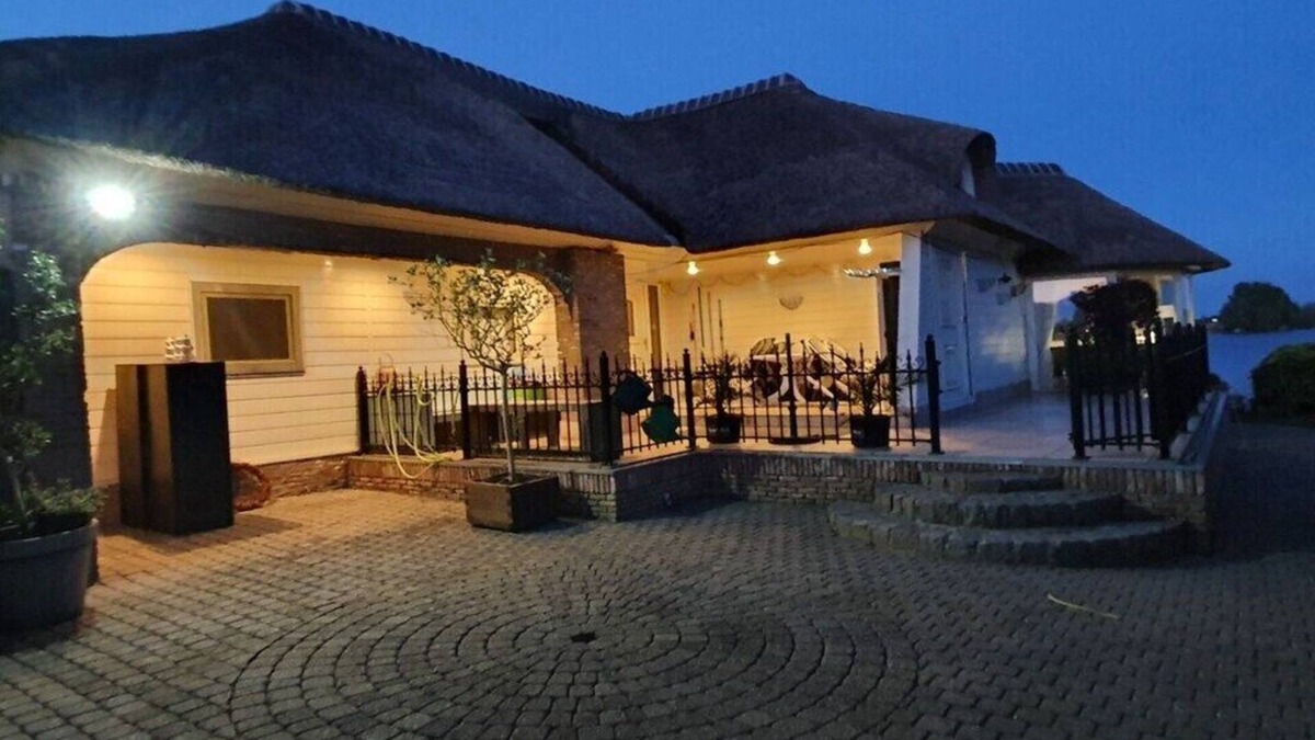 Poederoijen House | Riet Comfortable holiday residence