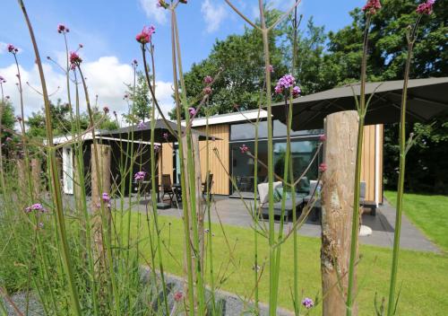 Grou House | Rietreiger luxe vakantielodge in Friesland - 2 badkamers