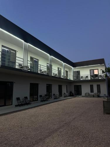 Jilava House | Rifugio Blu