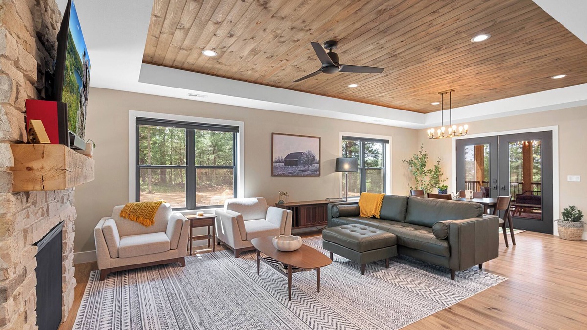 Wisconsin Dells Cabin | Rifugio Graziella, King Bed, Hot Tub, Sauna, Soaking Tub, Fireplace, EV+, Luxury