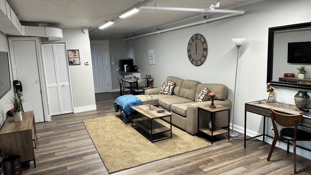 Fairgrounds Condo | Right next to the L&N Cardinal football stadium 5 min walk to Churchill Downs