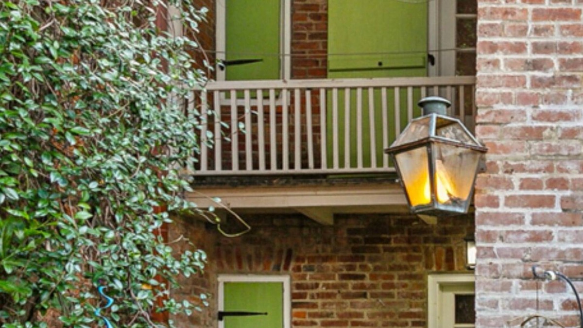 French Quarter Cottage | Right On Bourbon Street!
