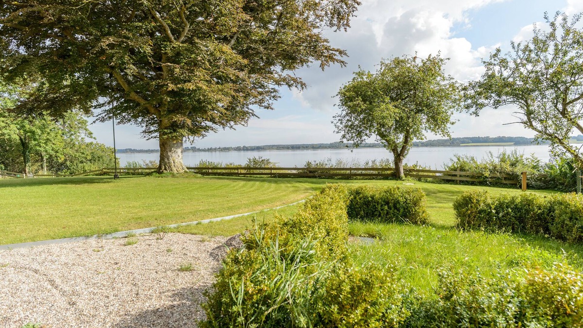 Rabenkirchen-Faulueck House | Right on the Schleiufer