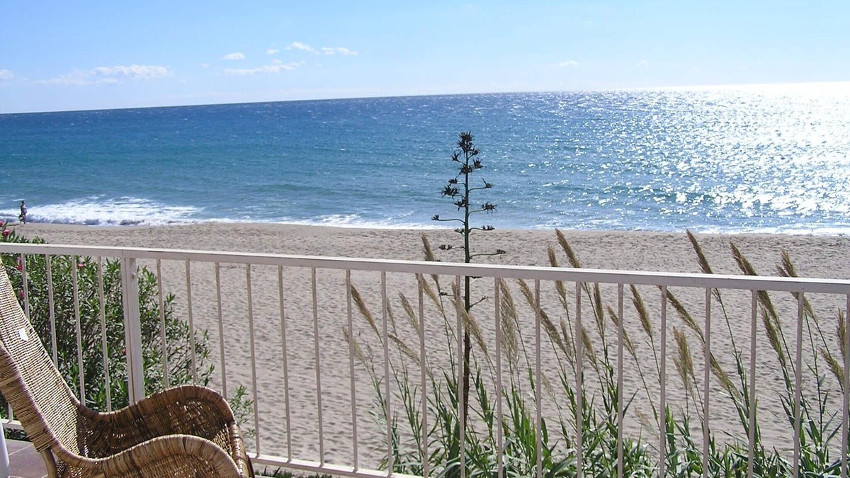 Roda de Bara Apartment | Right on the Beach - Masia del Mar - with your feed in the sand