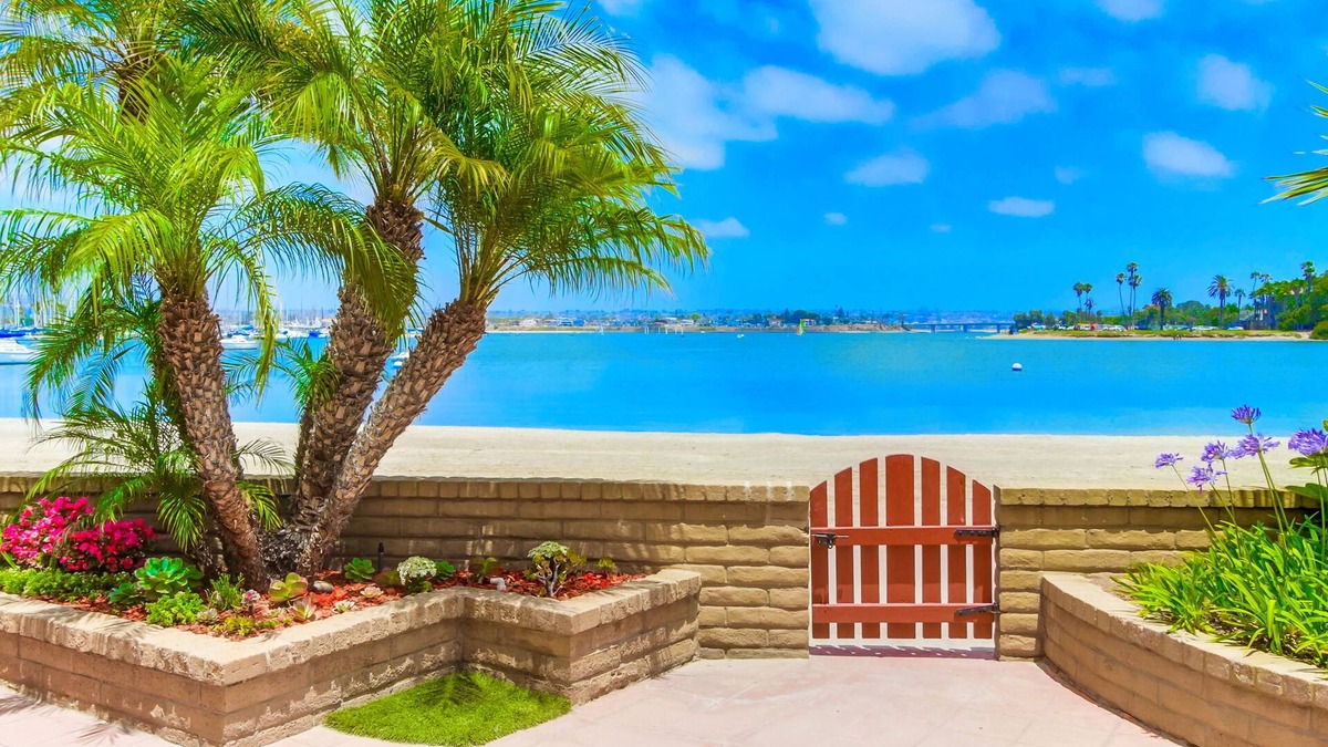Central Mission Beach Condo | Right On The Beach! Exquisitely Remodeled 2BR/2BA . Perfect For Families.