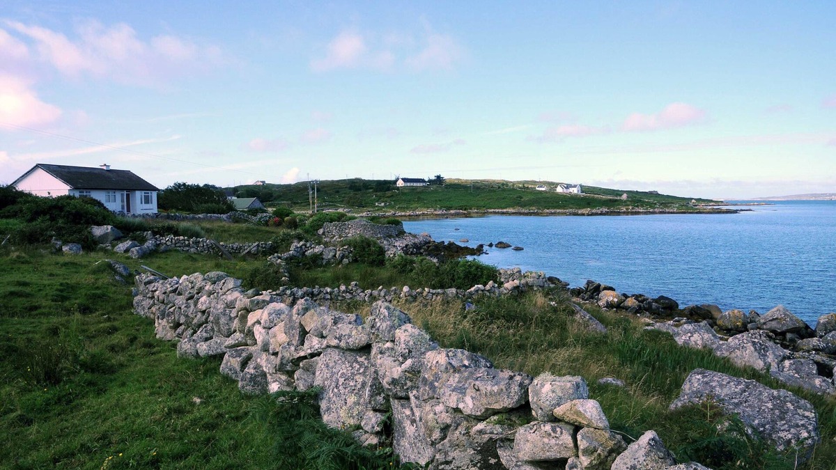 Letterard House | Right on the sea front bright bungalow with big secluded garden