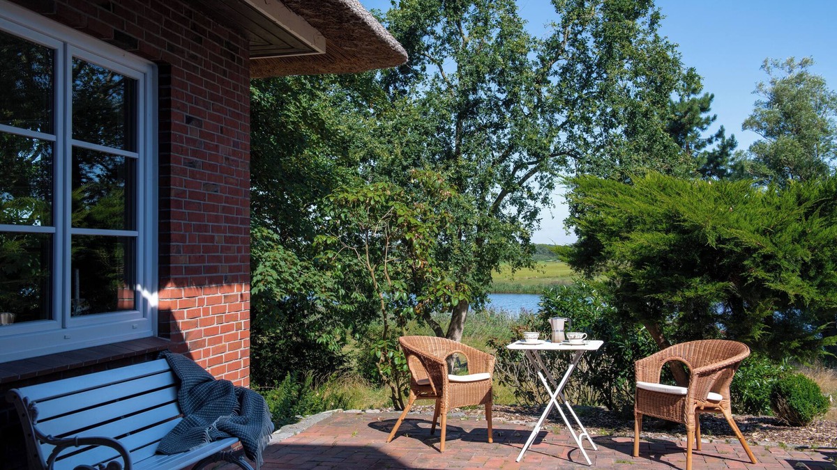 Breiholz House | Right on the water: large thatched house with garden and fireplace