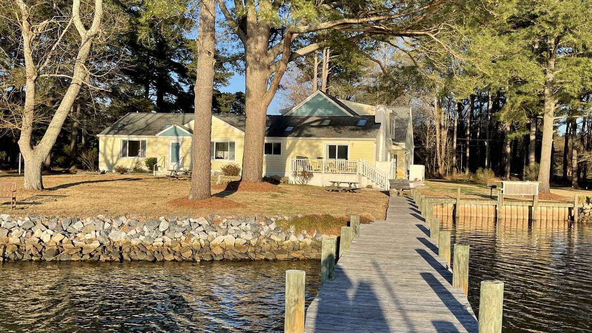 Mathews House | "Right on the Water" vacation home in Mathews