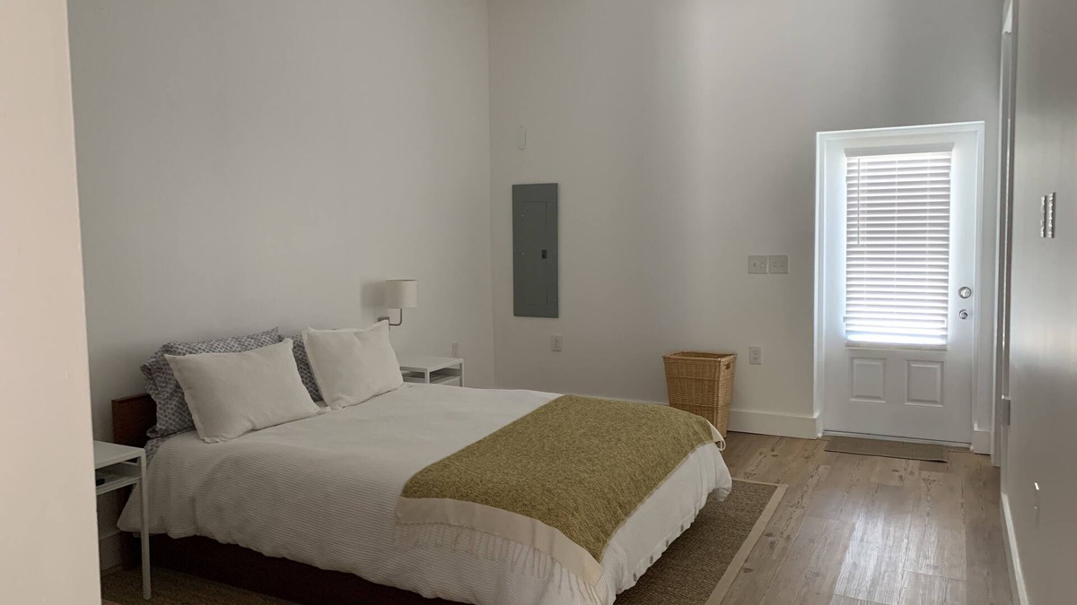 Old Town Condo | Right Side o’ Da Trax