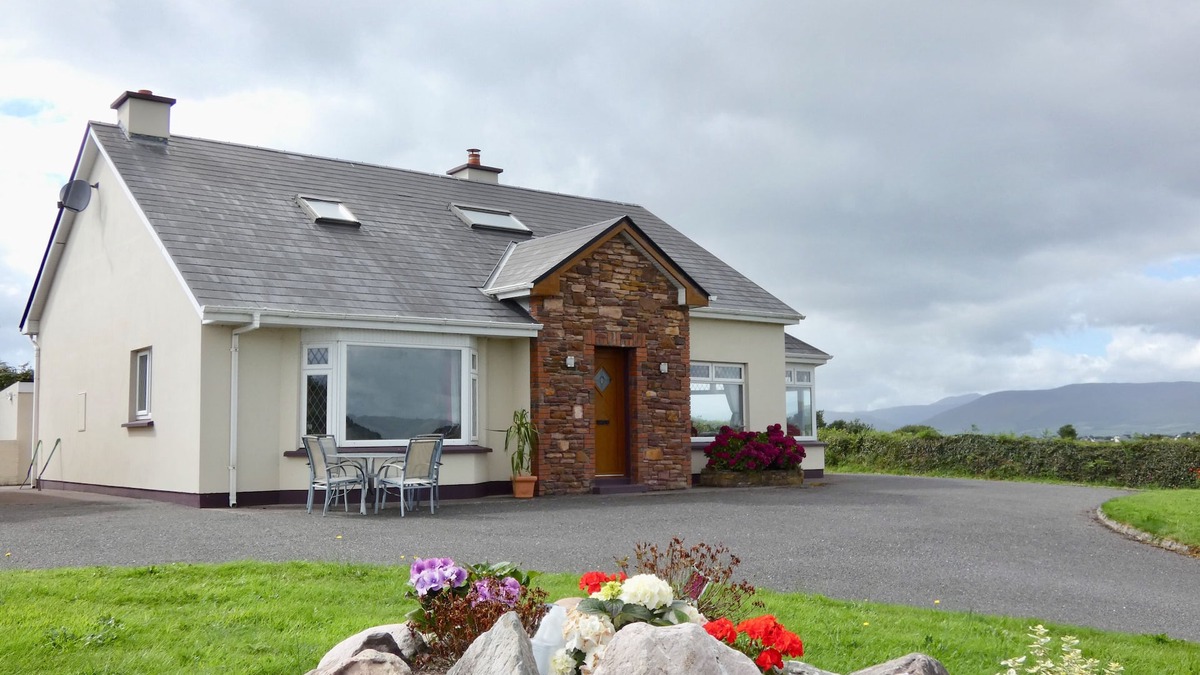 Killorglin House | Ring Of Kerry . Beautiful 3 Bed Home, Sleeps 7