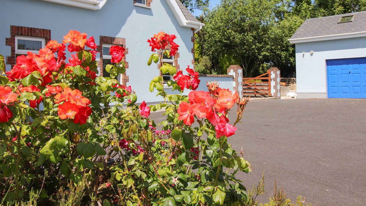 Ardagh Cottage | RINGFORT VIEW, romantic in Newcastle West, County Limerick