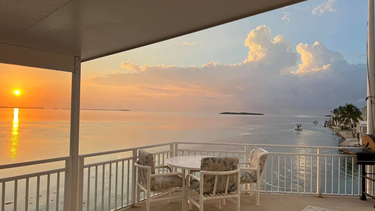 Cutthroat Harbor Estates House | Rise And Shine On The Water