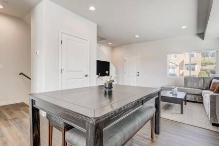 East Colorado Springs House | Rising Star Garden of the Gods Newly Renovated