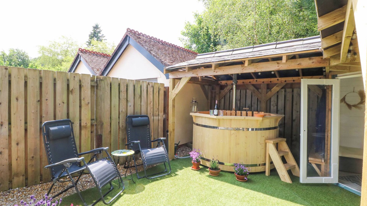 Hendrerwydd Cottage | RISING SUN COTTAGE, with hot tub in Lixwm