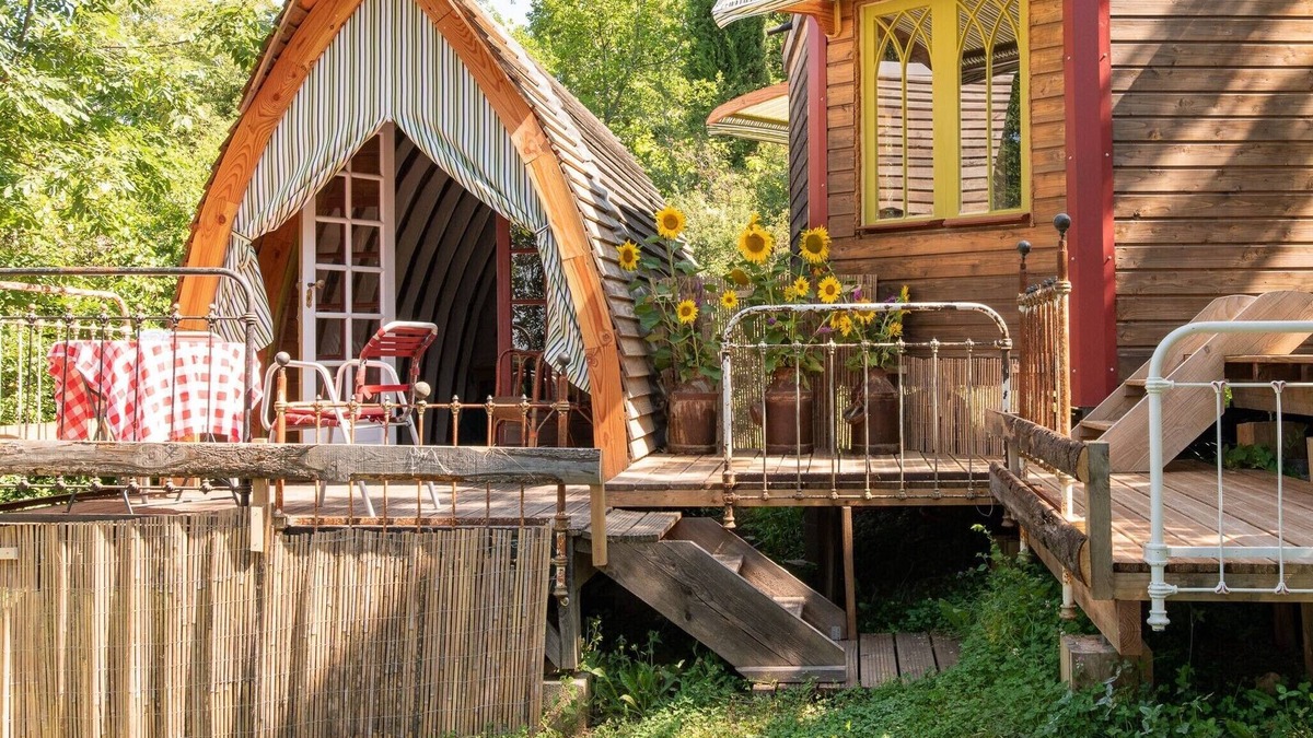Villeneuve d'Aveyron Cottage | RITA'S TRAILERS. In the countryside near the village. Swimming pool. Pets welcome!