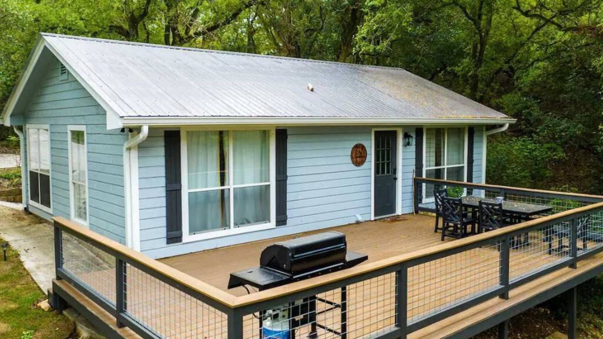 Kyle House | River Access | Fire Pit | BBQ | Deck | Sleeps 8