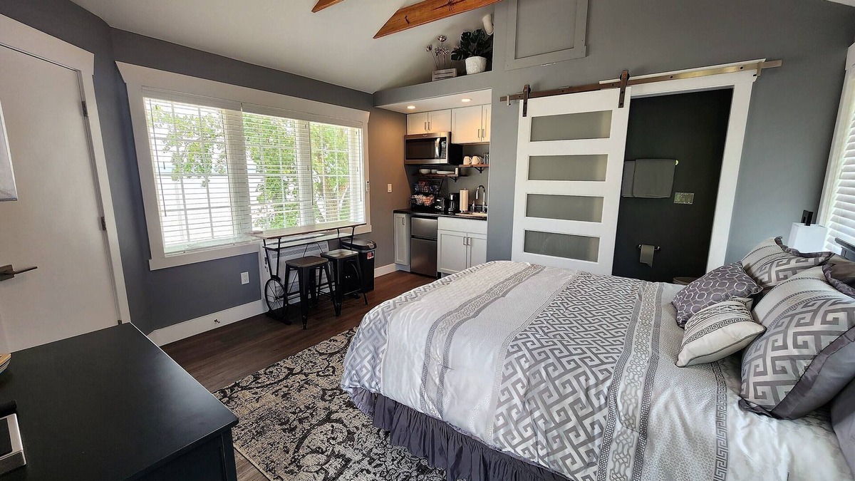 Rome Cottage | River Beach Guest House. Relax with breathtaking views of the Illinois River!