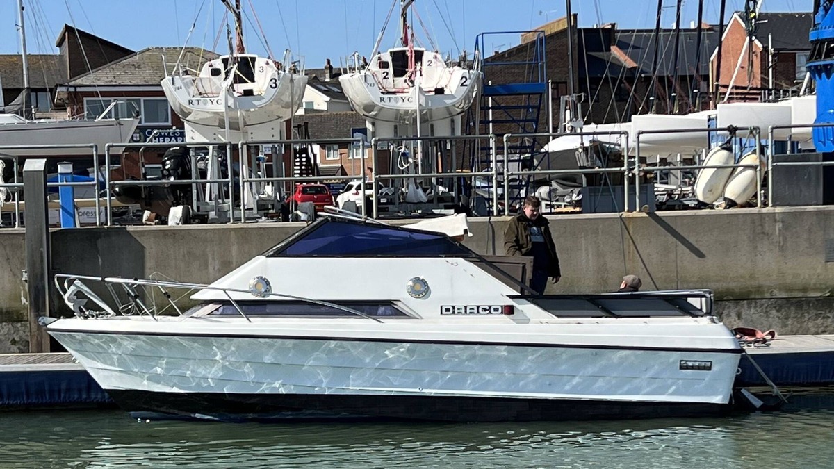 East Cowes Boat Rental | River Boat on the Isle of Wight set in a Beautiful Location