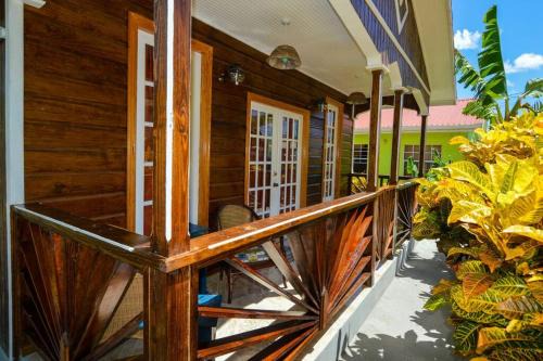 Soufriere House | River Breeze Villa, 5 minutes to beach and town