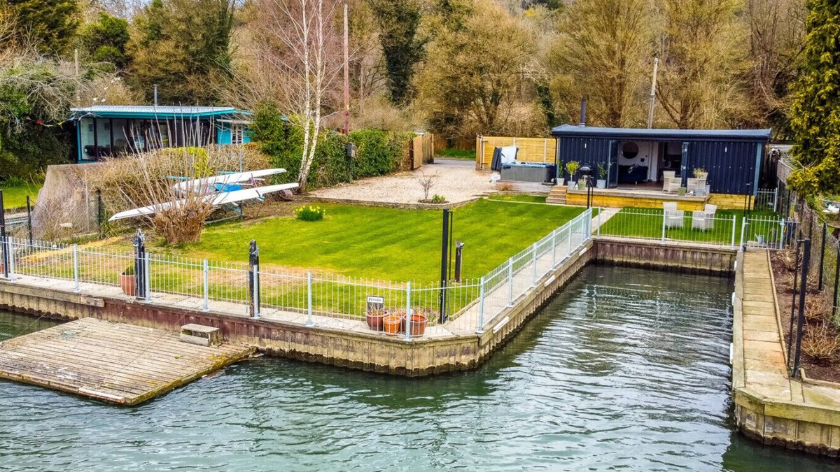 Henley House | River cabin & Mills Cottage
