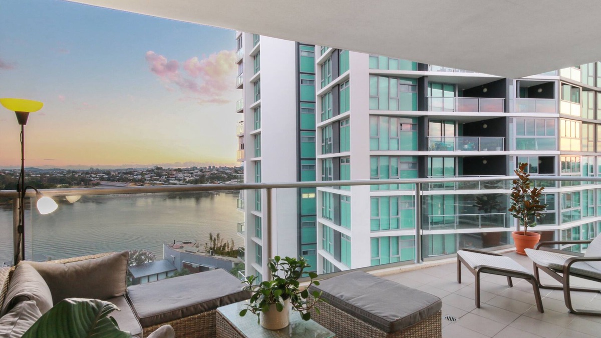 Hamilton Apartment | River + City Views. Unit 4kms from Airport and City