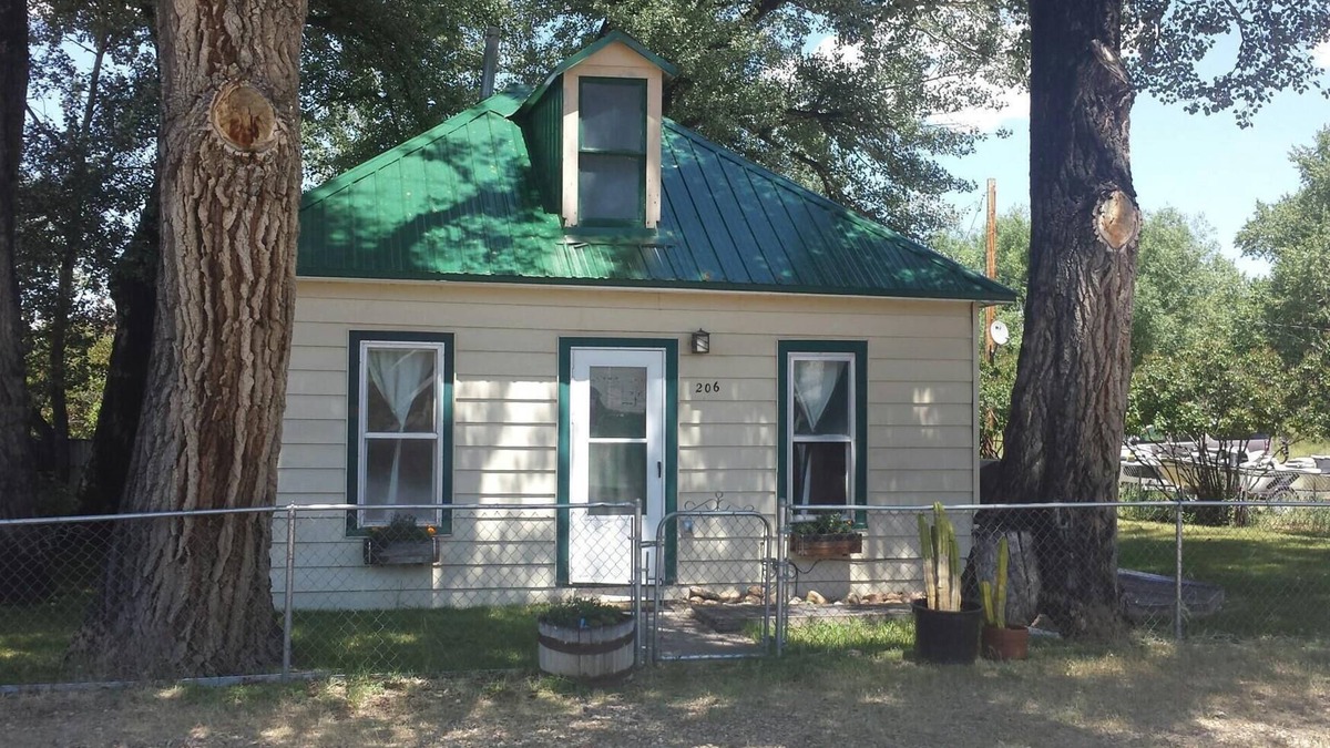 Saratoga Cottage | River Cottage #1 near North Platte and Hot Springs