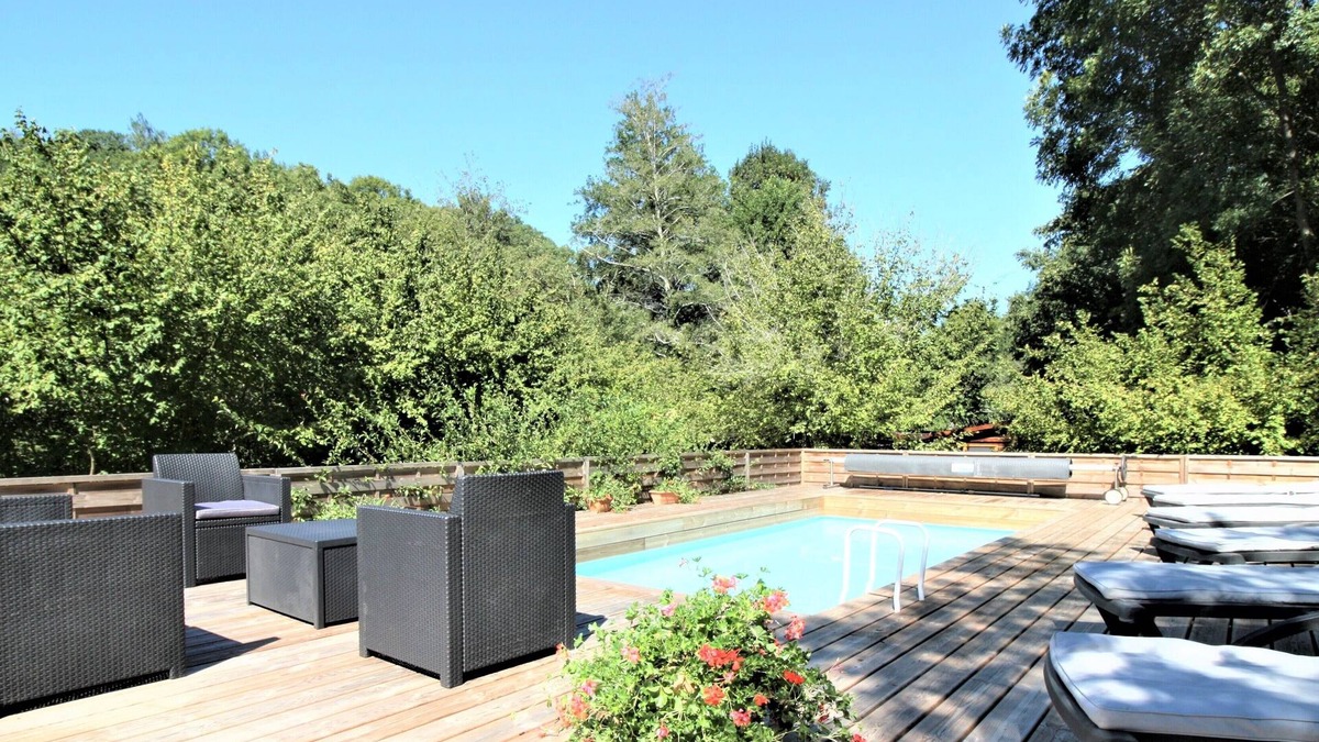 Loze House | RIVER COTTAGE: 100% private, heated pool, air conditioning, 5 star reviews.