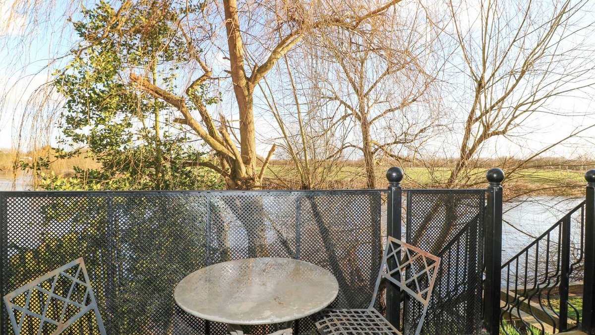 Langold Cottage | RIVER COTTAGE, pet friendly, with open fire in Castle Donington